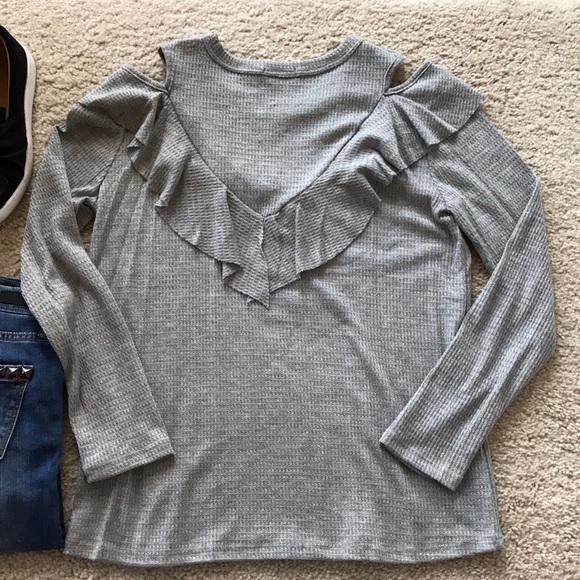 ♥️1 SM 1 MED♥️Long Sleeve Cold Shoulder Top - Picture 7 of 8